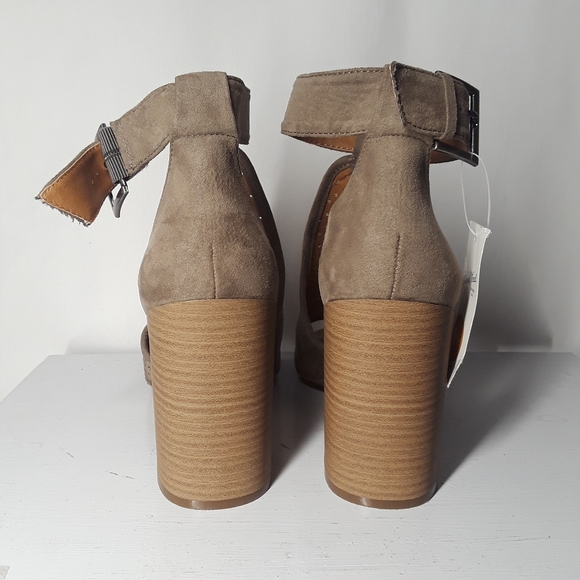 UNIVERSAL THREAD Hannah Perforated Laser Cut Stacked Ankle Strap Heel 9 NWT - Picture 5 of 9